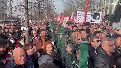 مظاهرة حاشدة لأنصار عمدة مدينة اسطنبول أثناء مثوله أمام القضاء للإدلاء بشهادته