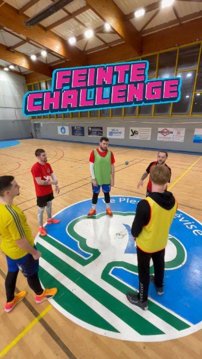Feinte challenge ! Celui qui bouge ou fait tomber la balle a perdu ! 👀🤣 @lucass_ @pierre genevray @josselin.lbt @ben @lulu  #challenge #Feinte #Handball #Trend #Hand