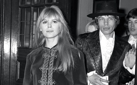 Mick Jagger e i londinesi ricordano Marianne Faithfull: «Sarà per sempre la nostra giovinezza»