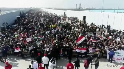 Mega protesta a Rafah contro piano di Trump di spostare i palestinesi