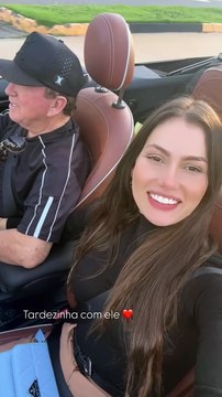 Namorada de Amado Batista passeia em carro conversível com o cantor