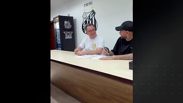 Caneta falha, mas Neymar assina com o Santos e recebe nova camisa; veja