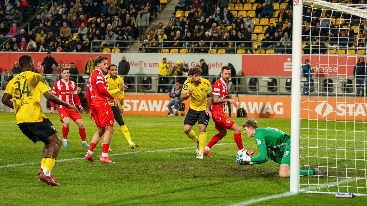 Rorigs Monstergrätsche in der 93. Minute: Wilde Schlussphase in Aachen