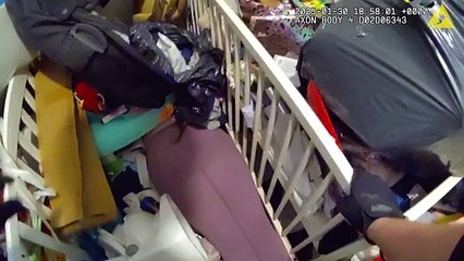 "Olá". Provoca polícia e acaba detida debaixo de pilha de brinquedos