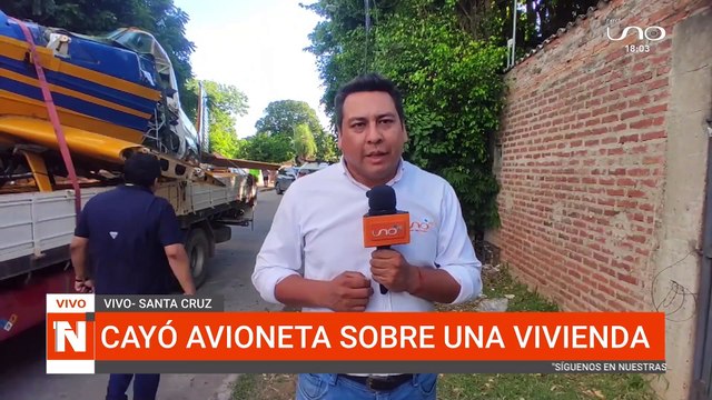 Retiran los restos de la avioneta de una casa