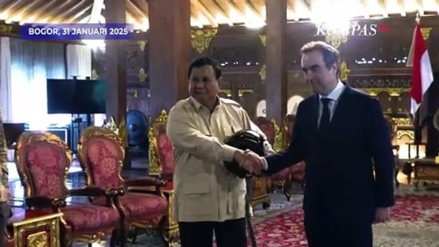 Presiden Prabowo Terima Cenderamata Helm Pilot Rafale dari Menhan Prancis