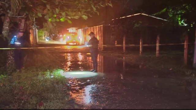 Hallan mujer muerta a la par de carro en llamas donde había dos cuerpos má