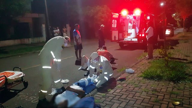 Carro colide e arrasta moto, deixando homem e mulher gravemente feridos no Santo Onofre