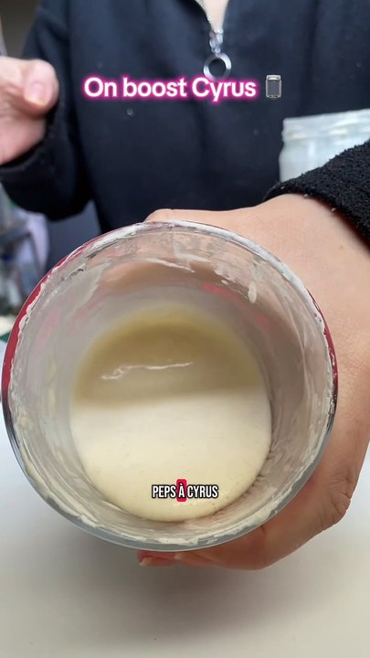 Rien de mieux qu’une touche de miel pour booster le levain #levain #sourdough #sourdoughstarter