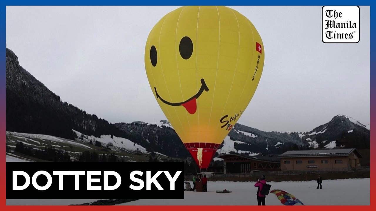 Hot air balloons bring color over snowy Alps in Swiss festival