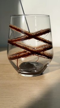 Esas galletas… 🤌🏼☕️🍪 Ingredientes- Sirope de chocolate Hielos Leche Galleta de chocolate Para la crema de café- 2 cazitos café instantáneo, 1 cazito azúcar y cubrir con agua 😊🏼☕️. #asmr #cafe #coffee #c