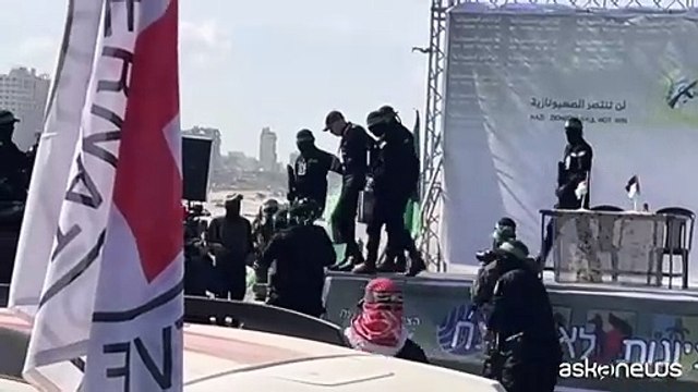 Hamas libera l'ostaggio israelo-americano Keith Siegel