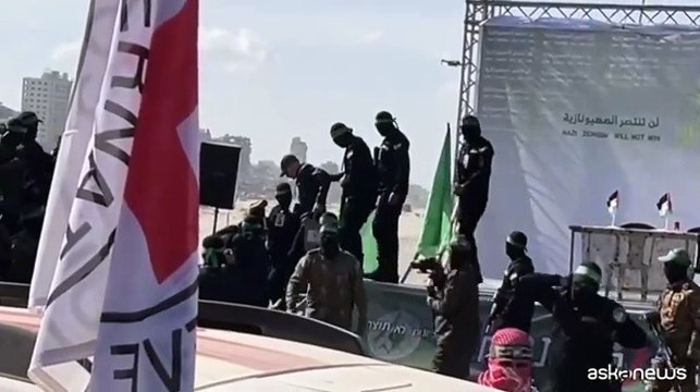 Hamas libera l'ostaggio israelo-americano Keith Siegel