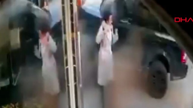 Ölüm böyle teğet geçti! Cipin altında kalmaktan son anda kurtuldu... O anlar kamerada