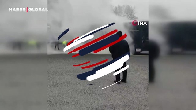 Metrobüsten dumanlar yükseldi, yolcular tahliye edildi