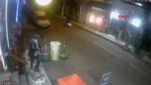 Motosikletin arkasına oturup işletme sahibine ateş açtı; o anlar kamerada