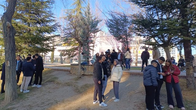 Lokantadaki yangın panik yarattı: Öğrenciler tahliye edildi