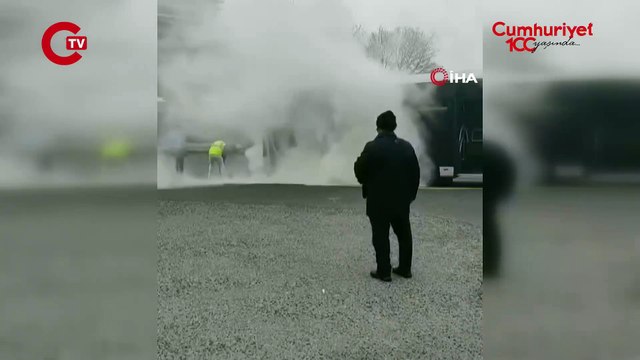 Metrobüsten dumanlar yükseldi, yolcular tahliye edildi