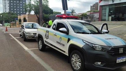 Acidente entre Corsa e Polo é registrado na Rua Paraná