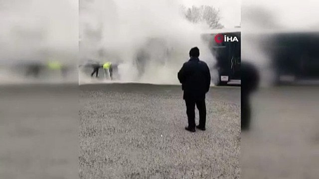 Metrobüste yangın paniği: Yolcular tahliye edildi