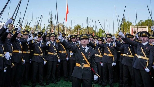 Yankı Bağcıoğlu: Teğmenler, Türk milletine emanet, emekli askerlere emanet