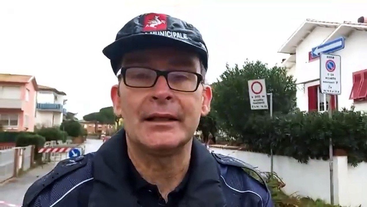 Cecina, l'agente della Municipale: "Cos? abbiamo salvato l'uomo intrappolato nel sottopasso pieno d'acqua"