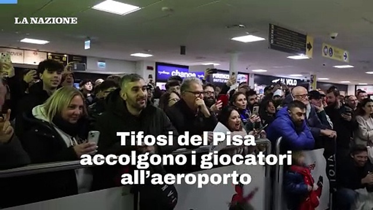Tifosi del Pisa accolgono i giocatori all'aeroporto al rientro dal match fuori casa