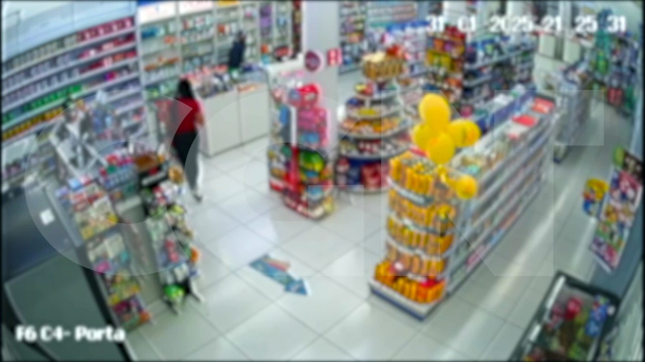 Homem em surto e armado com faca assusta funcionários de farmácia no Centro