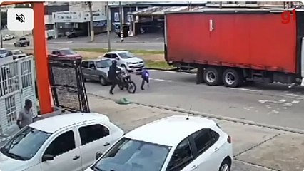 Suspeito para no trânsito com moto roubada, leva voadora de homem que viu crime e é contido por moradores ao fugir a pé