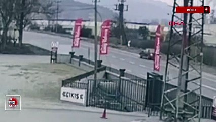 Bolu'da otomobilin ortadan ikiye bölündüğü kaza anı