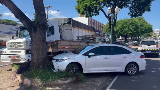 Carreta desgovernada atinge veículos estacionados no Centro de Umuarama 2