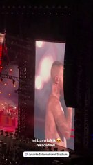 Momen Adam Lavine Goes Shirtless Nyanyi di Panggung Jakarta Malam Ini