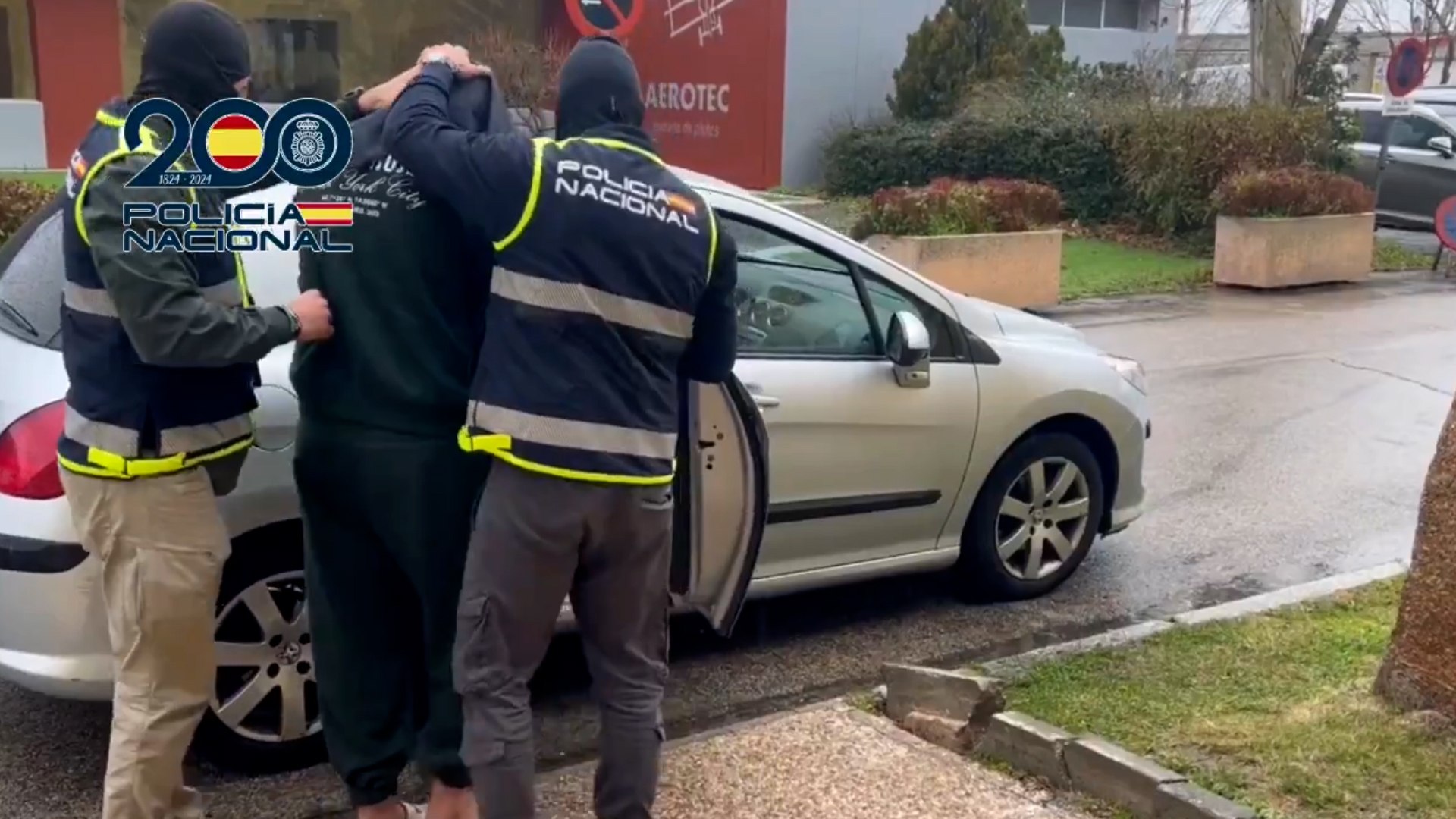 La Polic�a Nacional detuvo este mi�rcoles a un hombre en Melilla, acusado de enaltecimiento, autoadoctrinamiento y adoctrinamiento a terceros, por difundir a trav�s de redes sociales videos de extrema violencia producidos por medios cercanos al Estado Isl�mico (Daesh), seg�n informa Servimedia.

La Polic�a detall� este s�bado que el detenido, quien tambi�n utilizaba las redes para incitar a la yihad y hacer propaganda a favor de la causa palestina, fue investigado tras ser detectado en redes sociales. All� consum�a y difund�a material terrorista yihadista, al mismo tiempo que manifestaba una conducta "muy violenta".