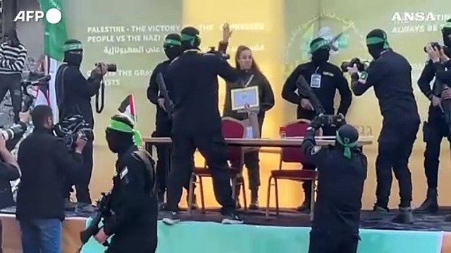 La soldatessa Agam Berger e' libera, consegnata alla Croce rossa