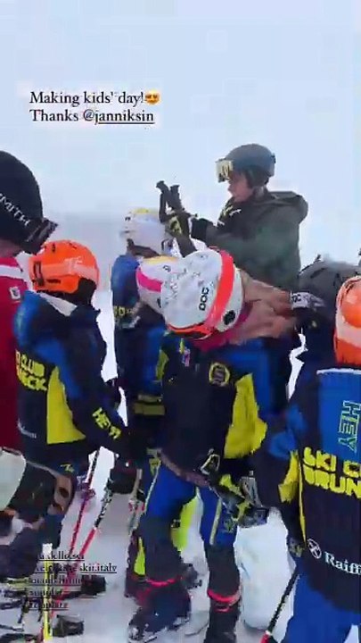 Sinner, la parentesi dedicata ai bambini: sugli sci, tra un selfie e l'altro