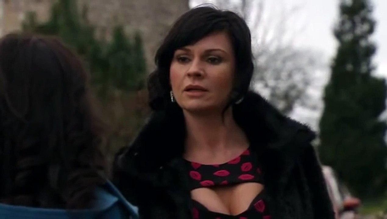 Emmerdale Moira Barton Punches Chas 9th February 2012 Ep 2