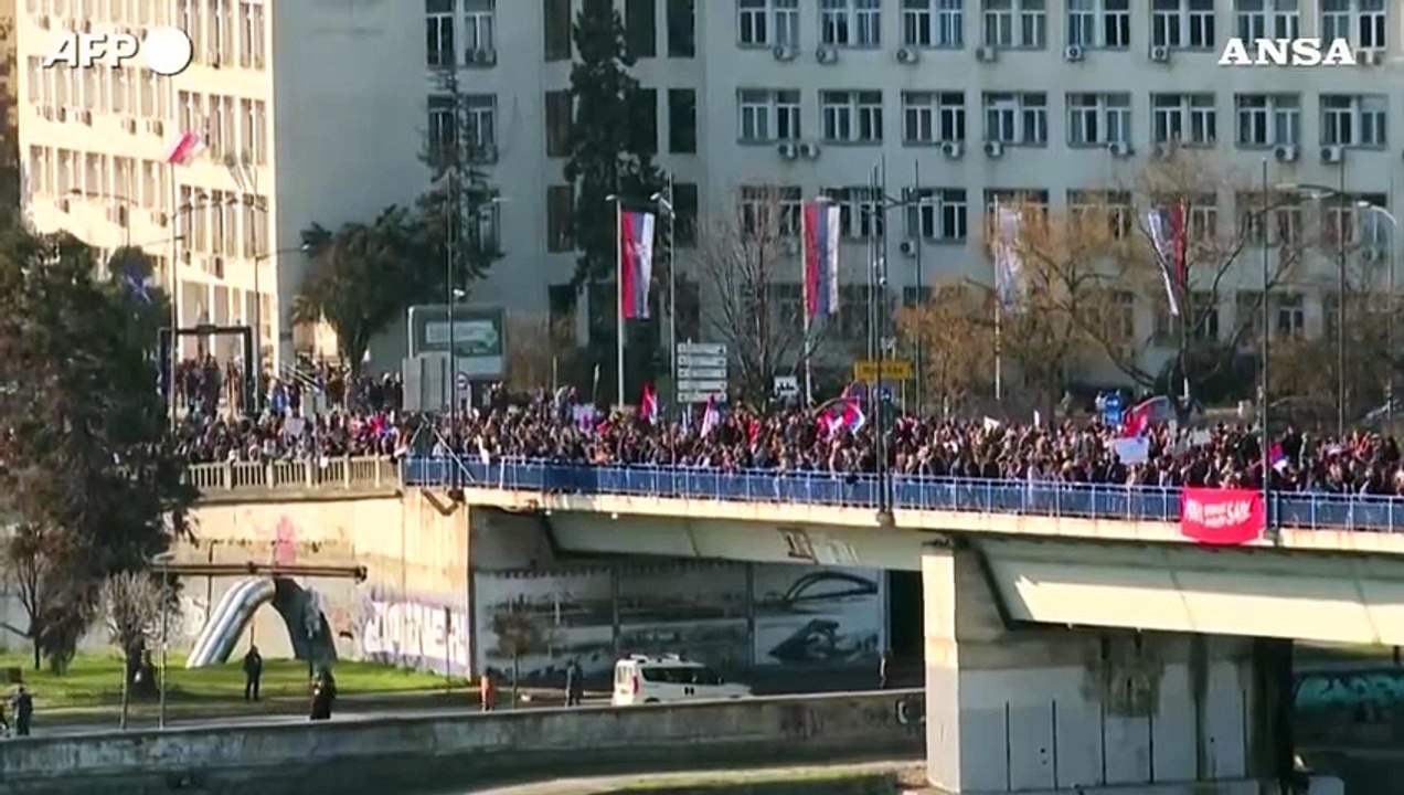 Serbia, nuove proteste degli studenti a Novi Sad: migliaia in piazza e blocco dei ponti