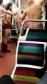 Buzz : Des supporters de rugby mettent (gentiment) la pagaille dans une rame de métro à Paris en se déshabillant entièrement devant les voyageurs et en chantant !