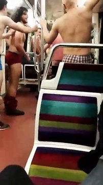 Buzz : Des supporters de rugby mettent (gentiment) la pagaille dans une rame de métro à Paris en se déshabillant entièrement devant les voyageurs et en chantant !