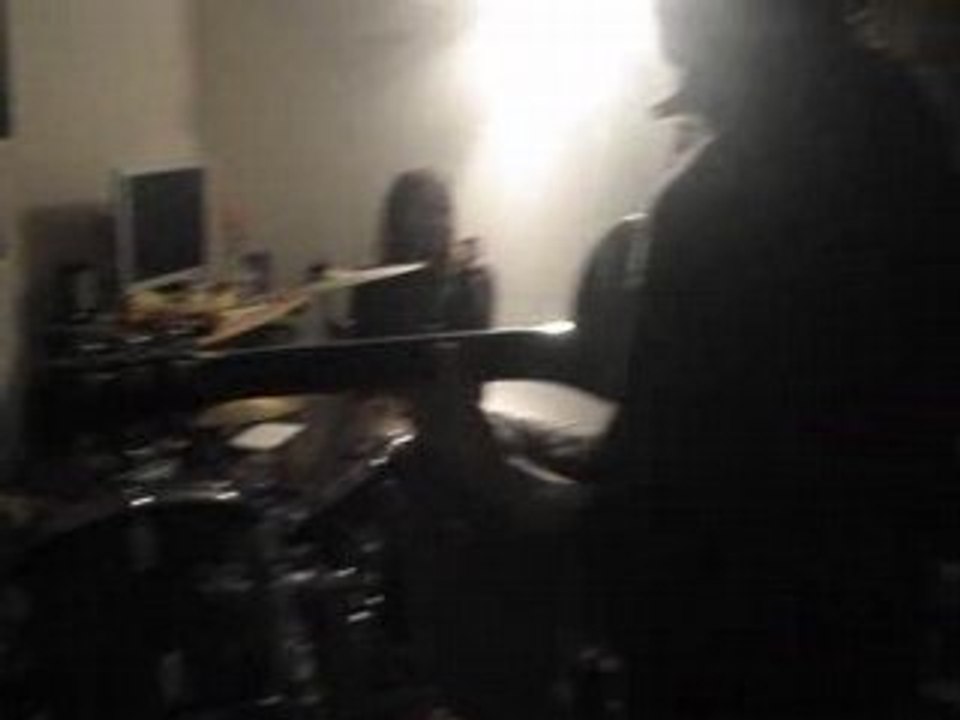 impro 2 sur une batterie + guitare..