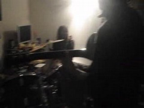 impro 2 sur une batterie + guitare..