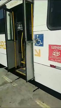 VÍDEO: Ônibus com torcedores é atingido por bomba em Salvador