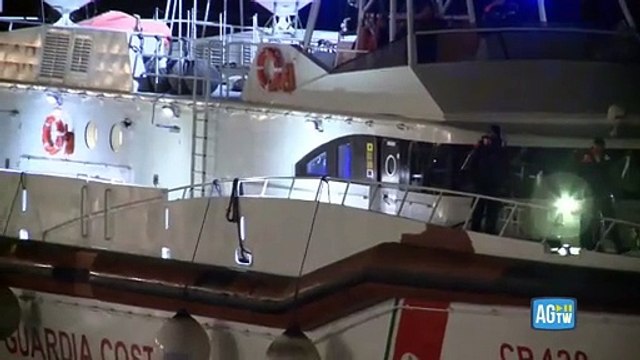Lo sbarco a Bari dei 43 migranti che erano stati portati in Albania