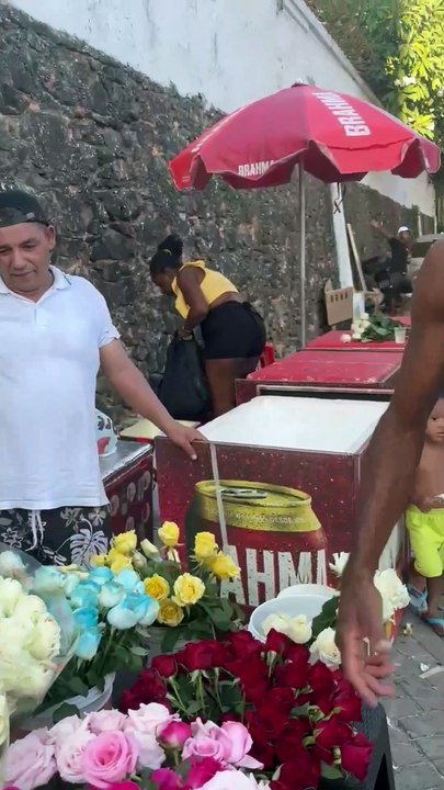 Ambulantes demonstram confiança para vendas durante festa de Iemanjá