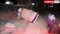 Aksaray'da Şarampole Devrilen Otomobil Ağaca Çarparak Durdu: 3 Yaralı