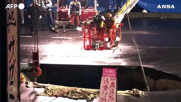 Un 74enne bloccato da 24 ore in una voragine stradale vicino Tokyo