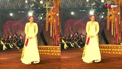 Sonam Kapoor: Ramp Walk करते हुए Stage पर ही क्यों सिसक-सिसक कर रोने लगी Actress? Video Viral