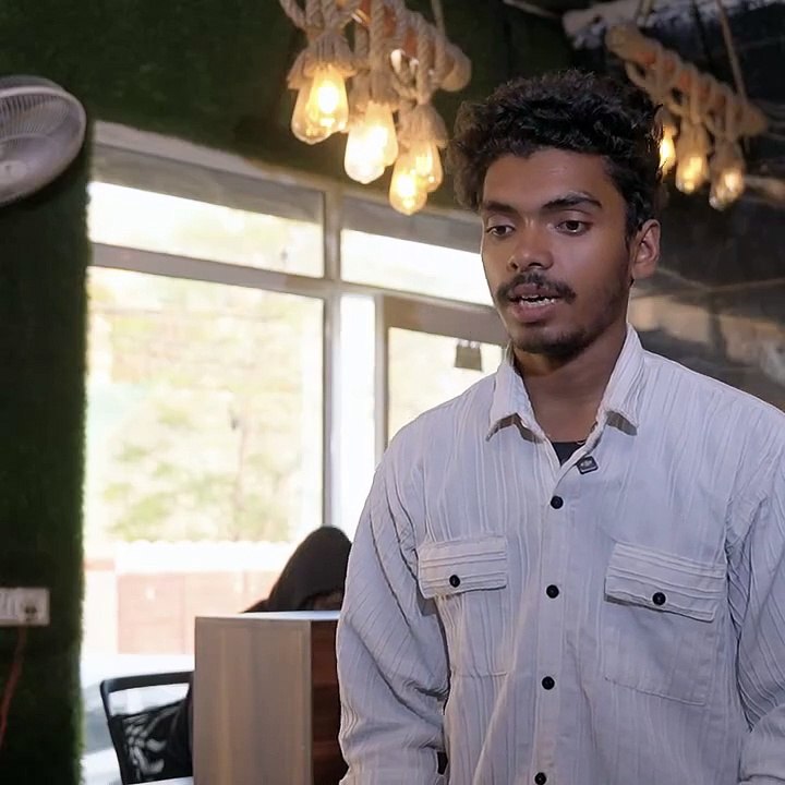 Chalak Couple Ne Khane Mein Daala Pathar