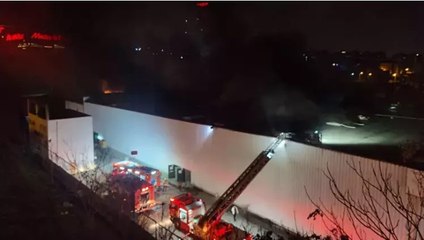 Esenyurt’ta, AVM’nin deposunda yangın