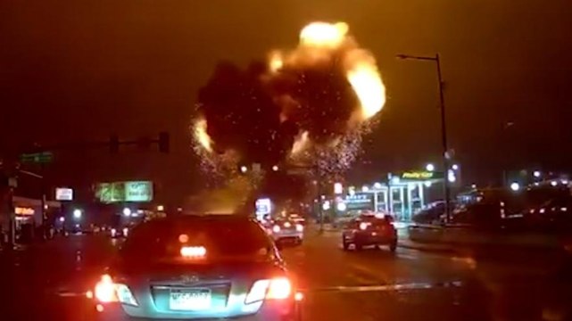 Aereo medico si schianta a Philadelphia: l'esplosione ripresa dalla dashcam di un'auto